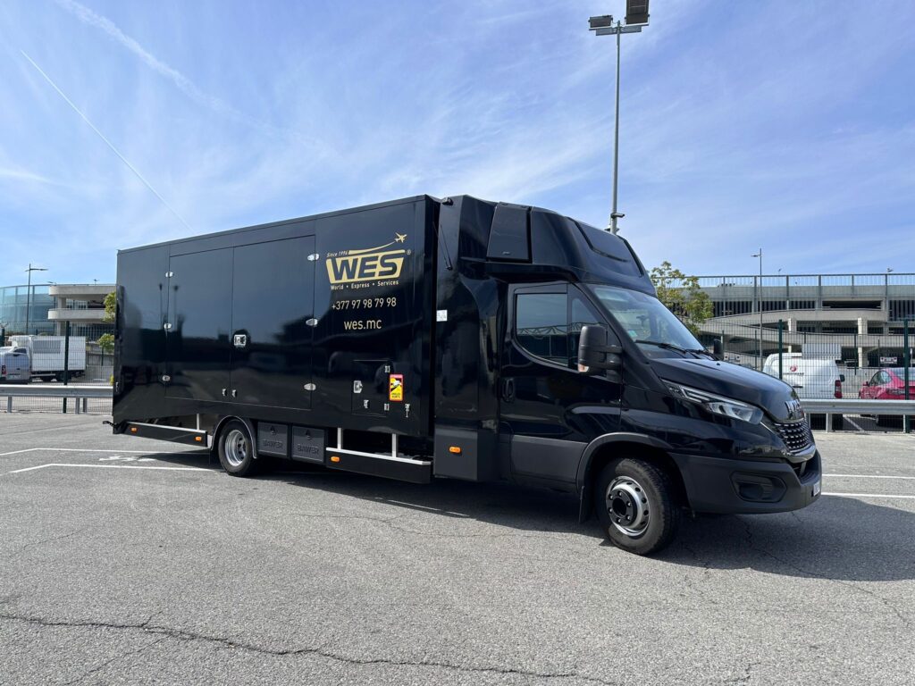 Transport de voiture de luxe par camion en France et en Europe